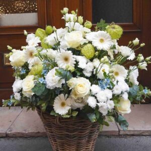 Panier en hauteur mélange fleuri blanc et vert